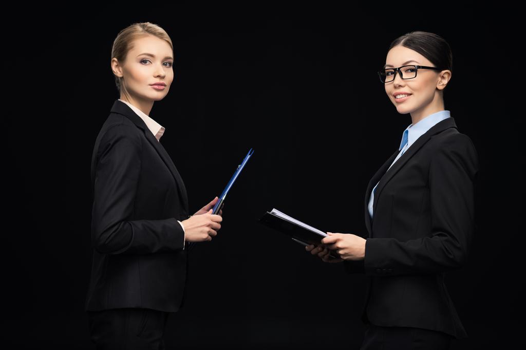 Geschäftsfrauen verbinden sich während der Arbeit - Foto, Bild
