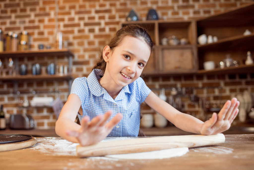 Fille faisant la pâte à pizza
  - Photo, image