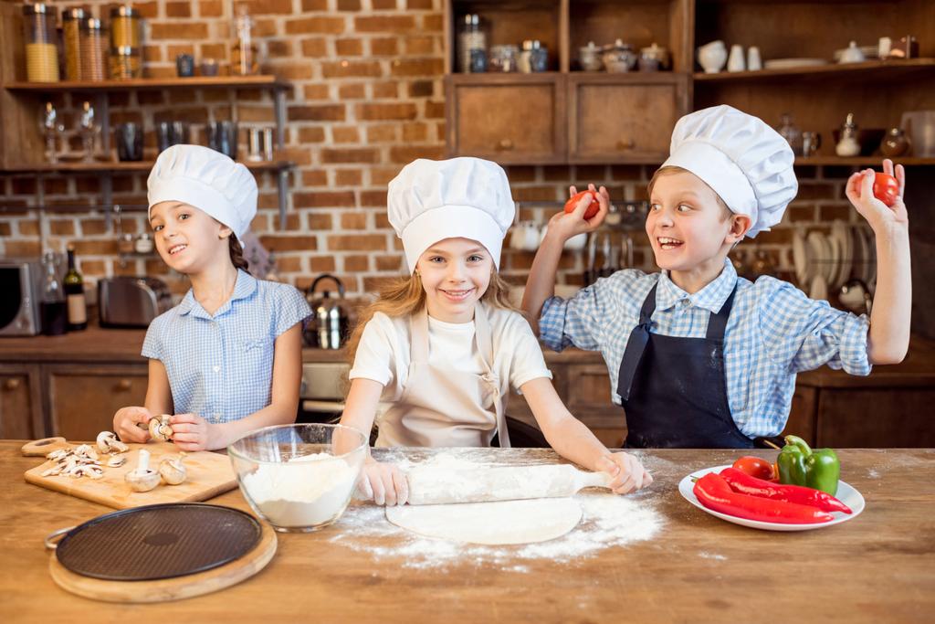 crianças fazendo pizza - Foto, Imagem