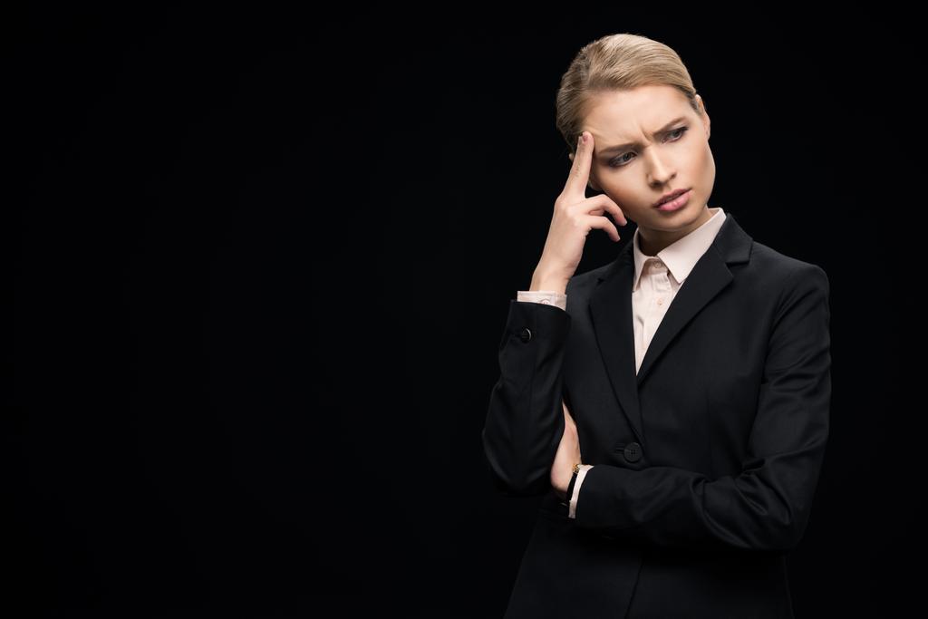 задумчивая деловая женщина в черном костюме
  - Фото, изображение