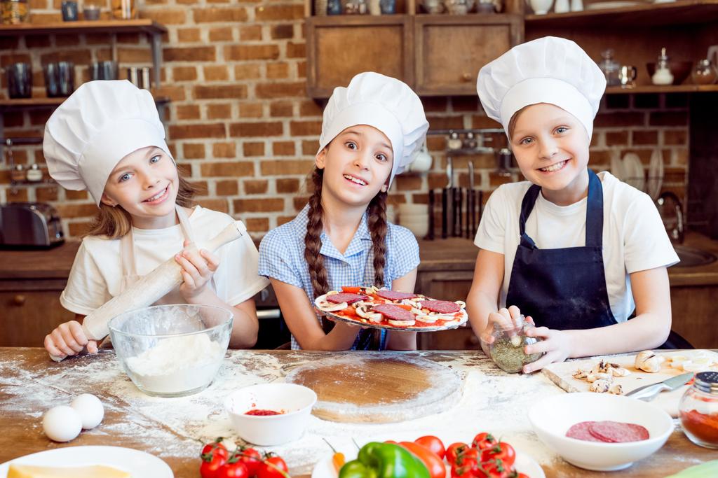 Niños haciendo pizza
 - Foto, Imagen