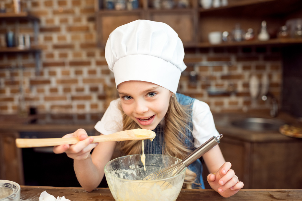 κορίτσι κάνοντας ζύμη για τα μπισκότα - Φωτογραφία, εικόνα