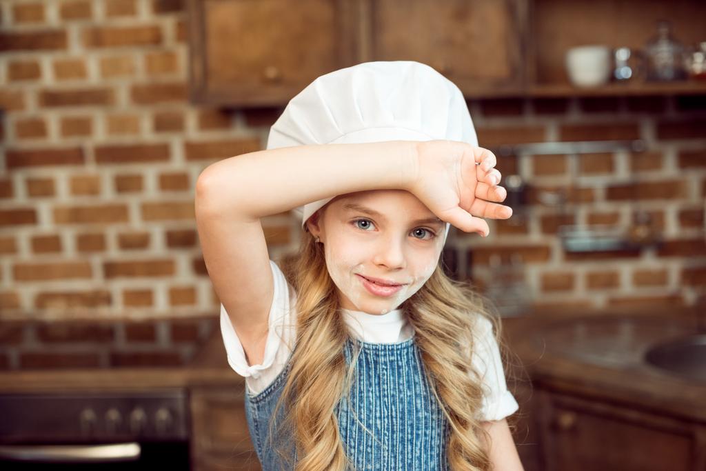 Дівчина в капелюсі шеф кухаря
 - Фото, зображення