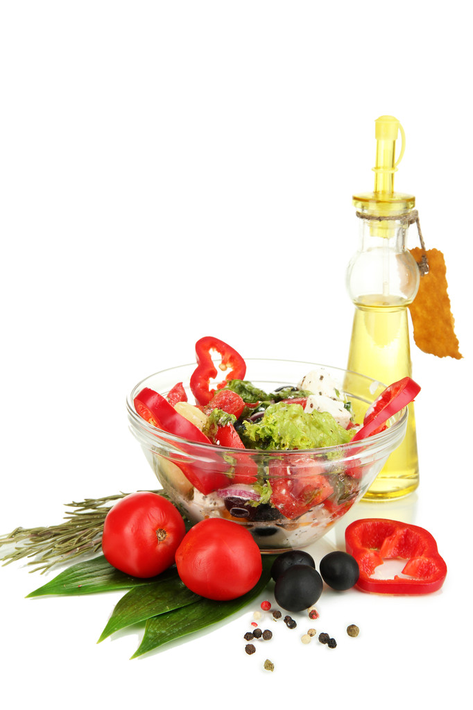 verse Griekse salade in glazen kom geïsoleerd op wit - Foto, afbeelding