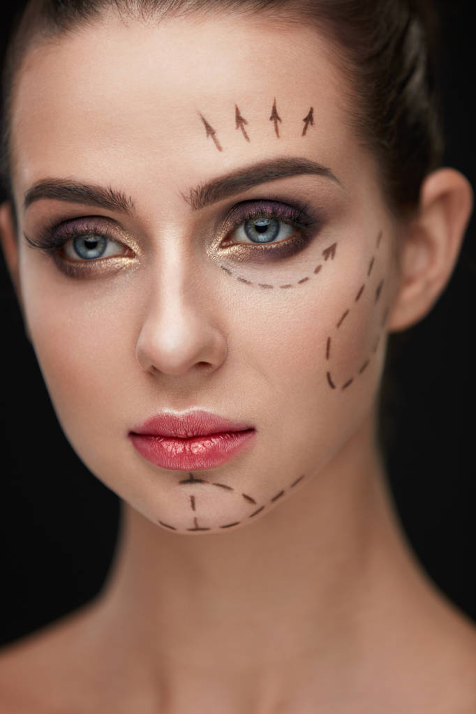 Jonge vrouw met perfecte make-up voor plastische chirurgie. Schoonheid - Foto, afbeelding