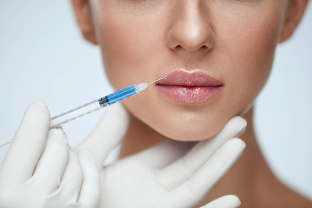 Увеличение губ. Молодая женщина губы получает инъекцию красоты
 - Фото, изображение