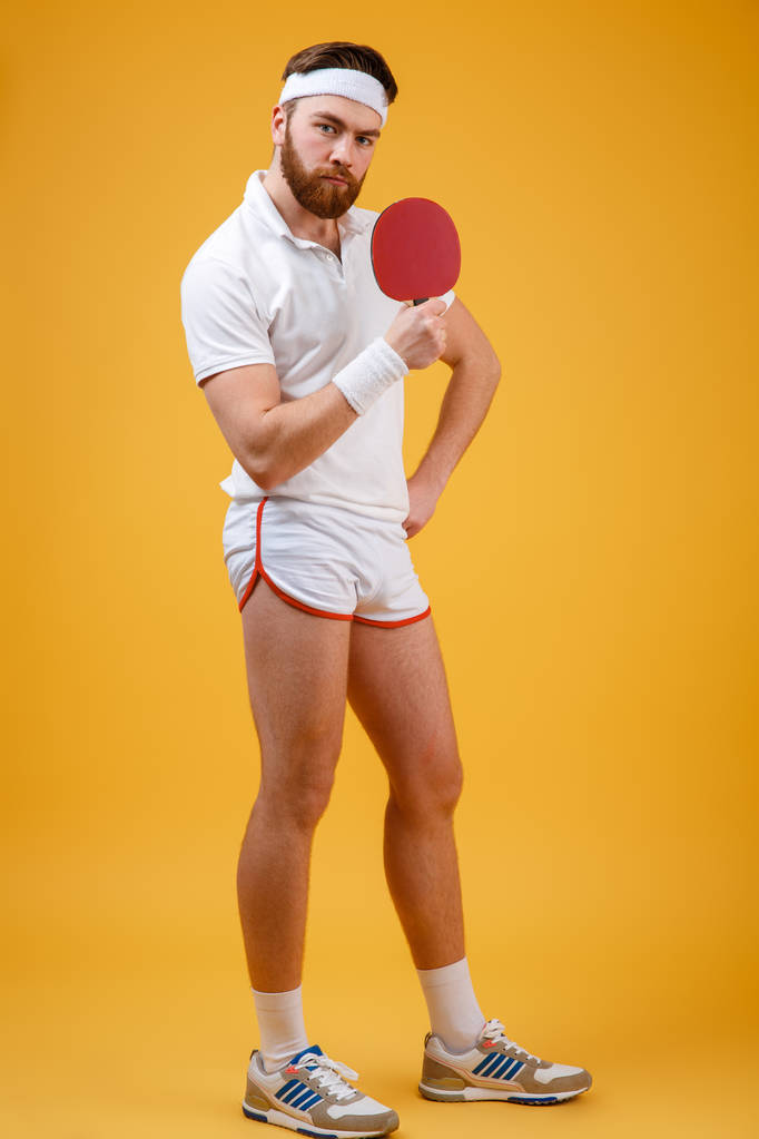 Bonito jovem desportista segurando raquete para tênis de mesa
. - Foto, Imagem