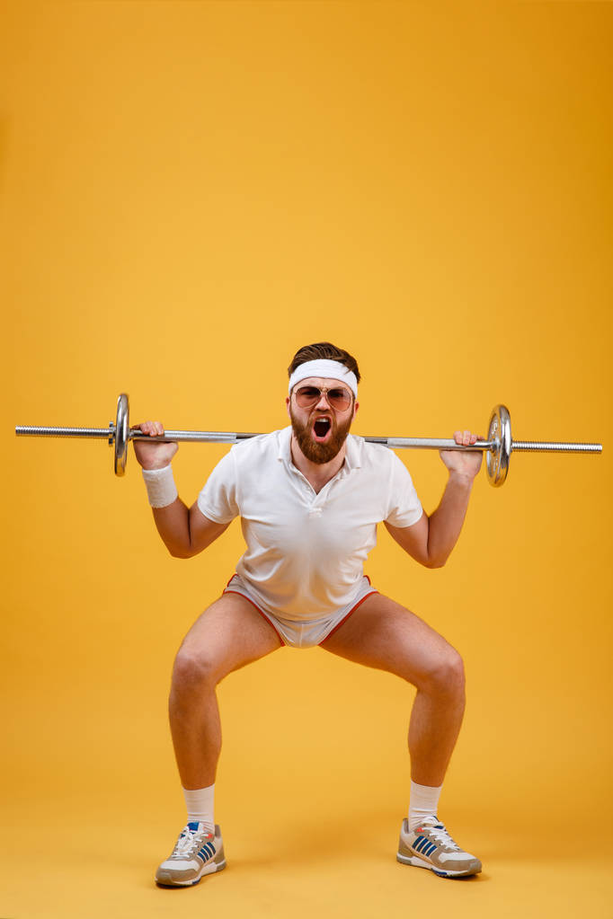 Retrato de un hombre de fitness haciendo ejercicios con pesadas pesas
 - Foto, Imagen