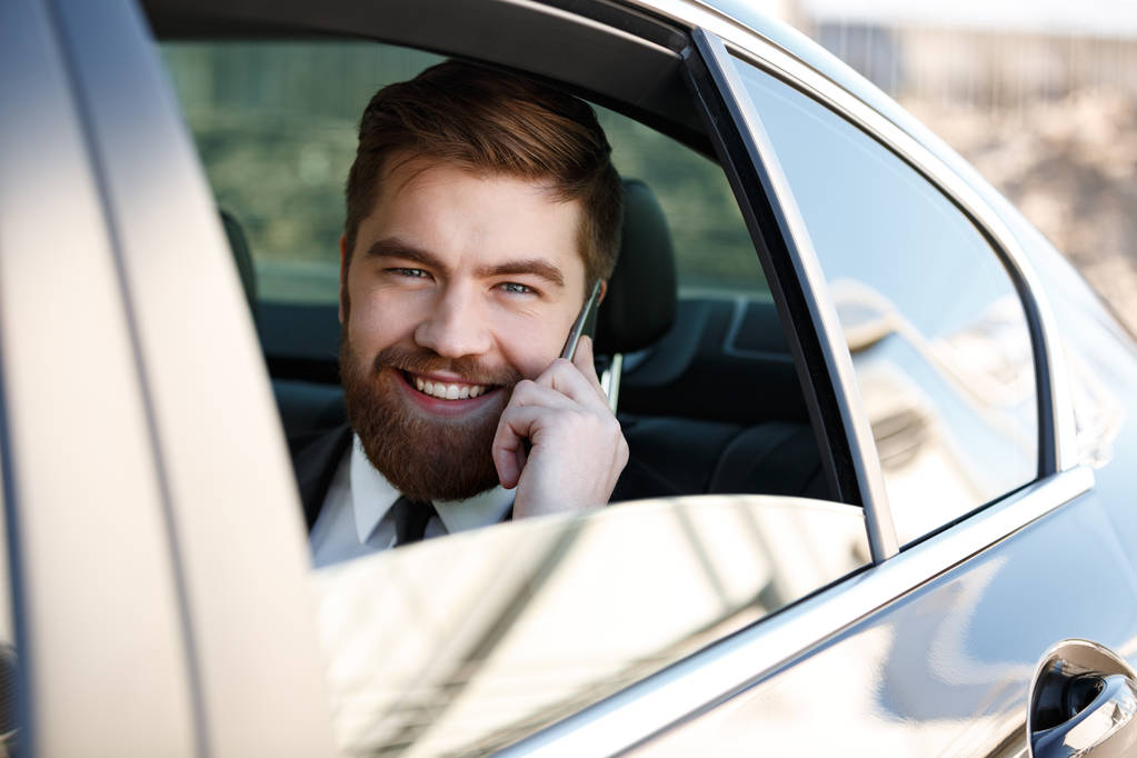 Boldog üzleti ember beszél telefonon-fotó - Fotó, kép