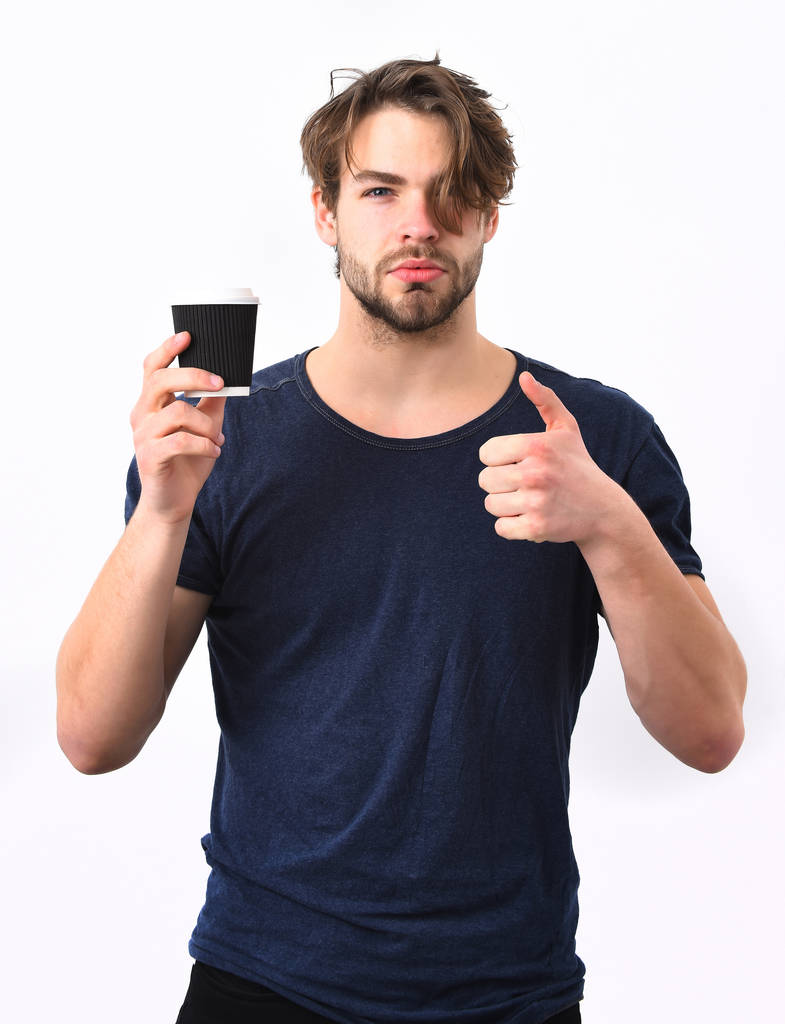 Καυκάσιος σέξι νεαρός άνδρας που κρατάει φλιτζάνι καφέ - Φωτογραφία, εικόνα
