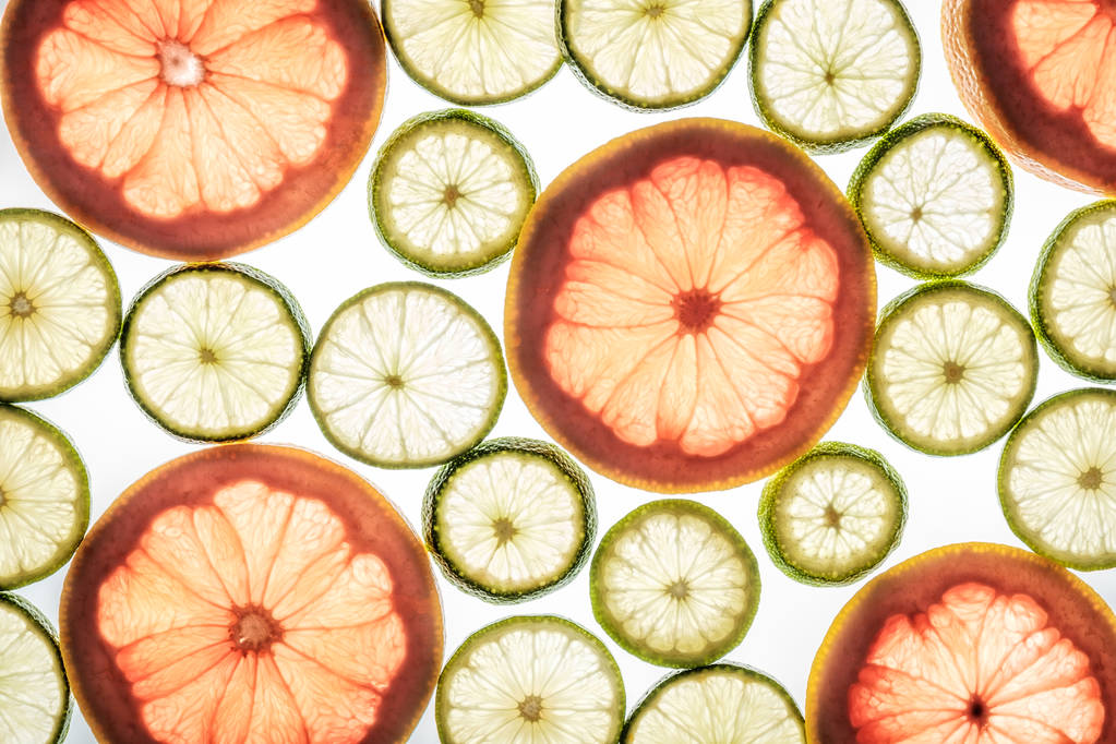 Světlé plátky limetky a grapefruitu na bílém - Fotografie, Obrázek