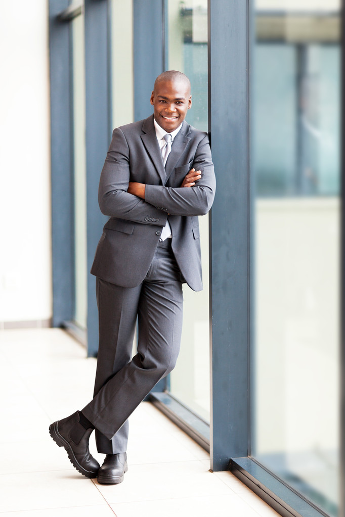 Joven hombre de negocios afroamericano retrato de cuerpo entero en la oficina
 - Foto, imagen