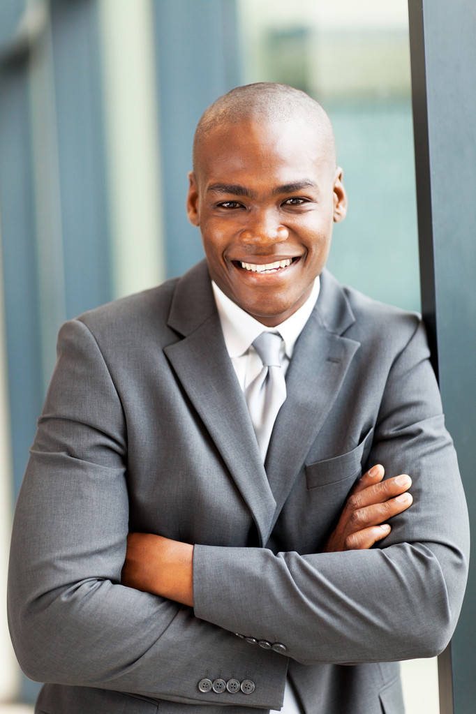 Gelukkig jonge Afro-Amerikaanse zakenman portret - Foto, afbeelding
