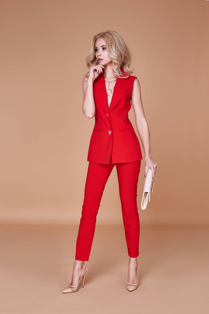 Όμορφη σέξι όμορφο κορίτσι κόκκινο μεταξωτό κοστούμι φορούν σακάκι και παντελόνι s - Φωτογραφία, εικόνα