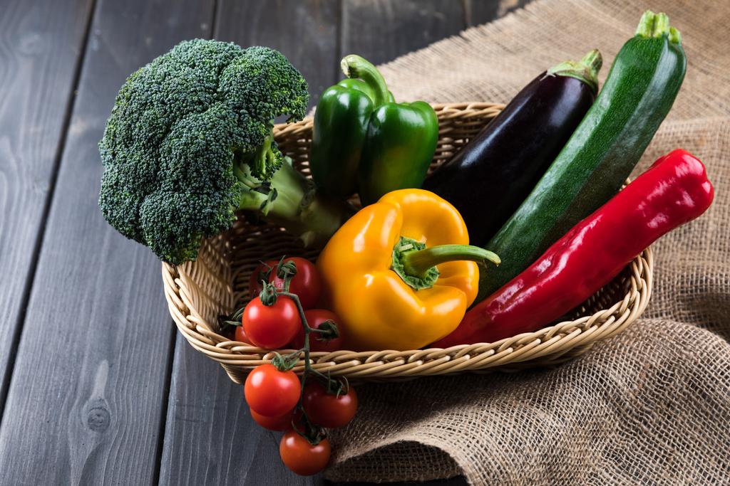 verduras frescas en cesta  - Foto, imagen