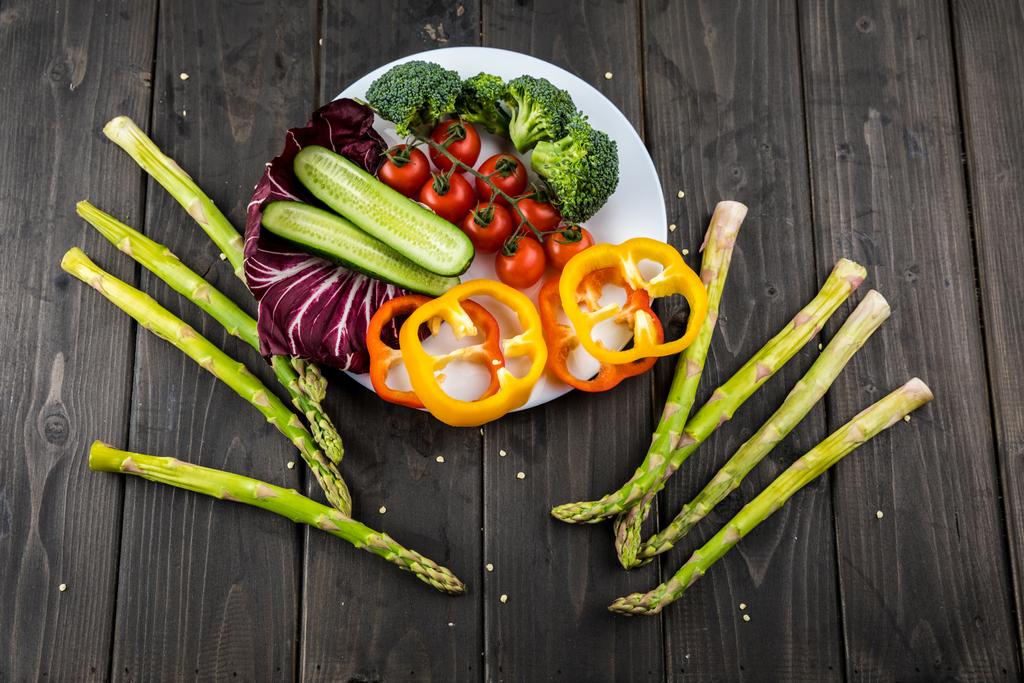 Verduras frescas en plato
  - Foto, Imagen