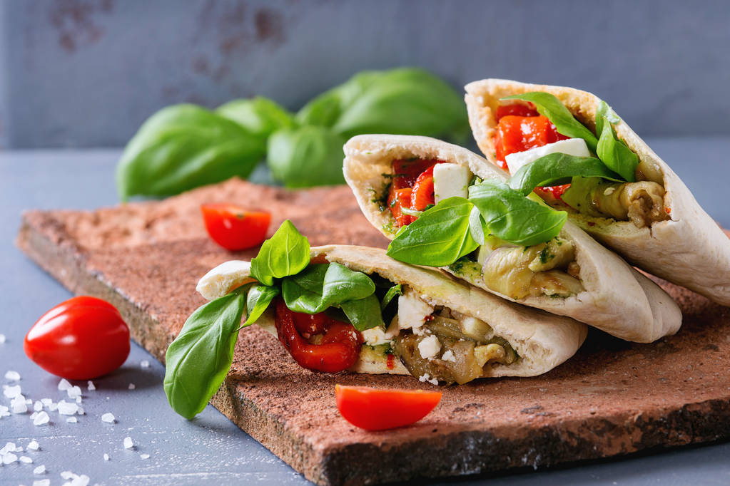 Fladenbrot-Sandwiches mit Gemüse - Foto, Bild