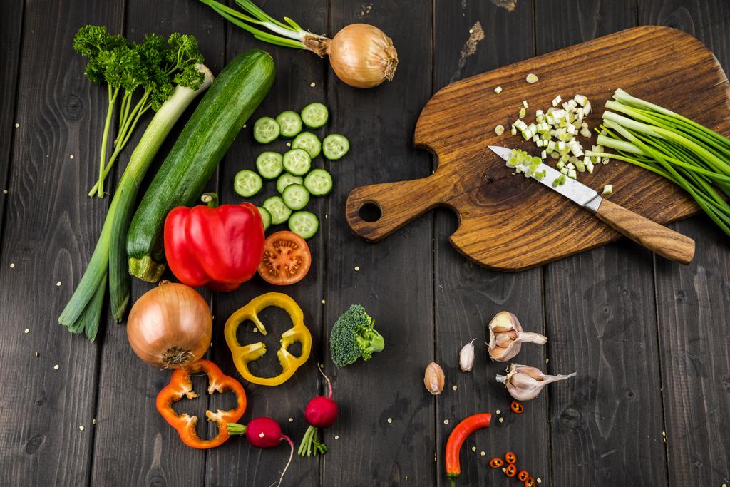 čerstvá zelenina a nůž  - Fotografie, Obrázek