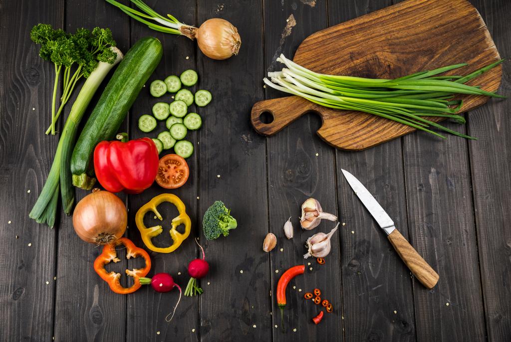 Свежие овощи и нож
  - Фото, изображение