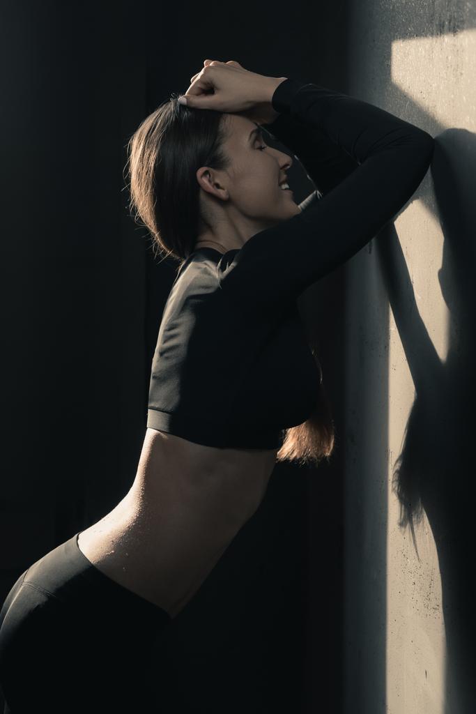 Спортивний жінка позує
  - Фото, зображення