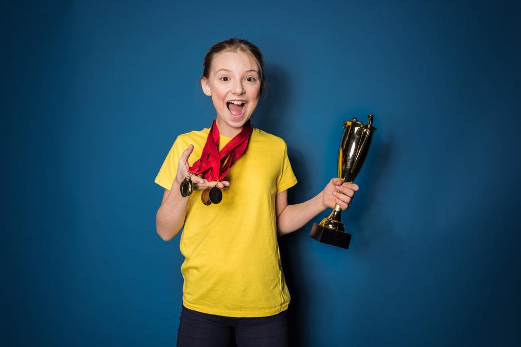дівчина з медалями і трофеєм
  - Фото, зображення