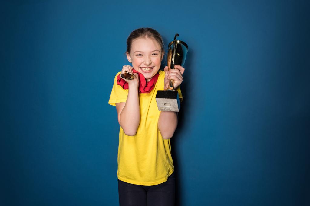 девушка с медалями и трофеями
  - Фото, изображение