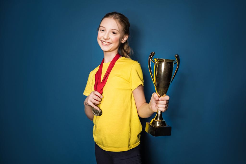 девушка с медалями и трофеями
  - Фото, изображение