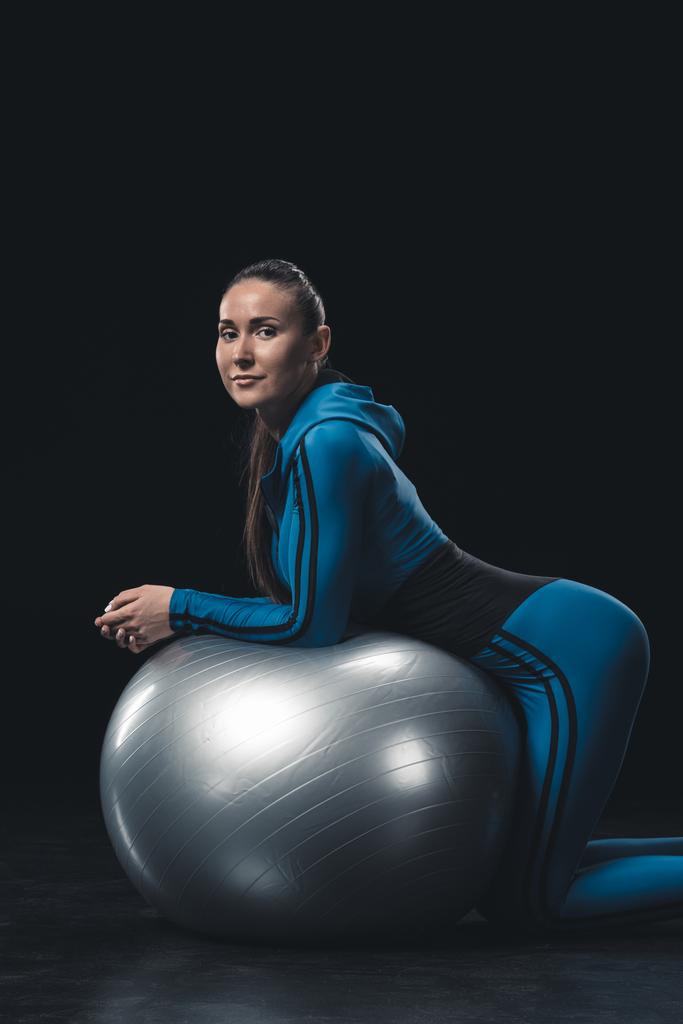Sportvrouw met fitness bal  - Foto, afbeelding