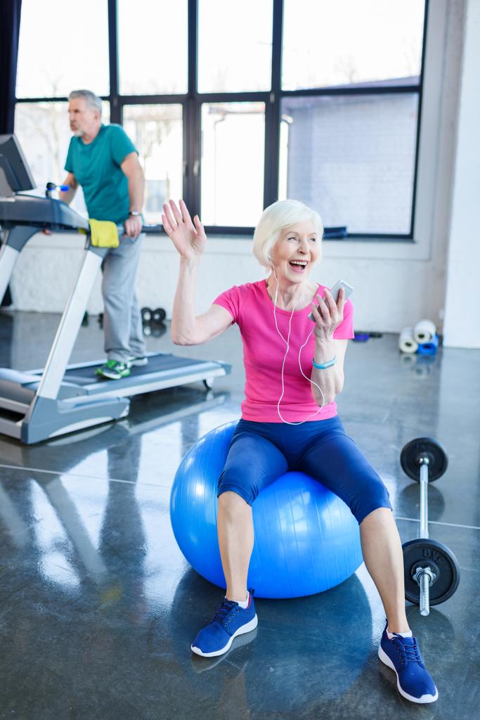 sportiva anziana seduta sulla palla fitness
 - Foto, immagini
