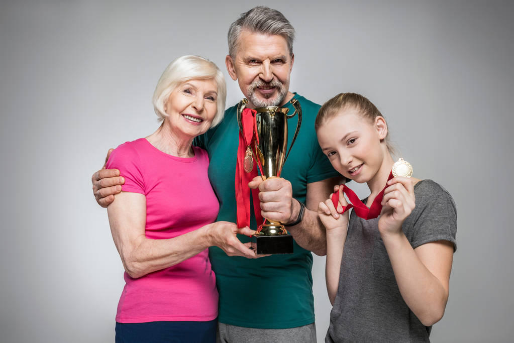 Спортивна сім'я з трофеєм
  - Фото, зображення