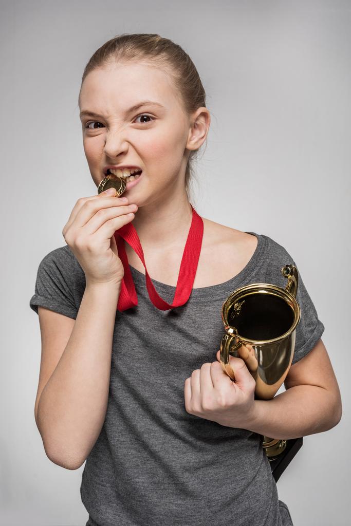 Dziewczyna z trofeum i medal  - Zdjęcie, obraz