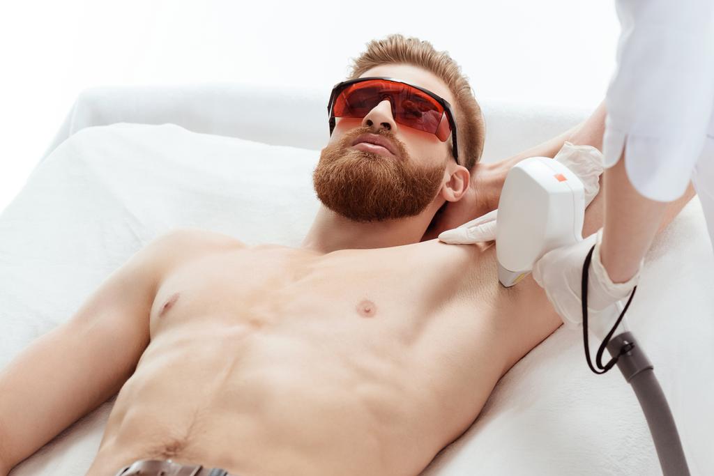 muž přijímající laserové produkty péče o pleť - Fotografie, Obrázek