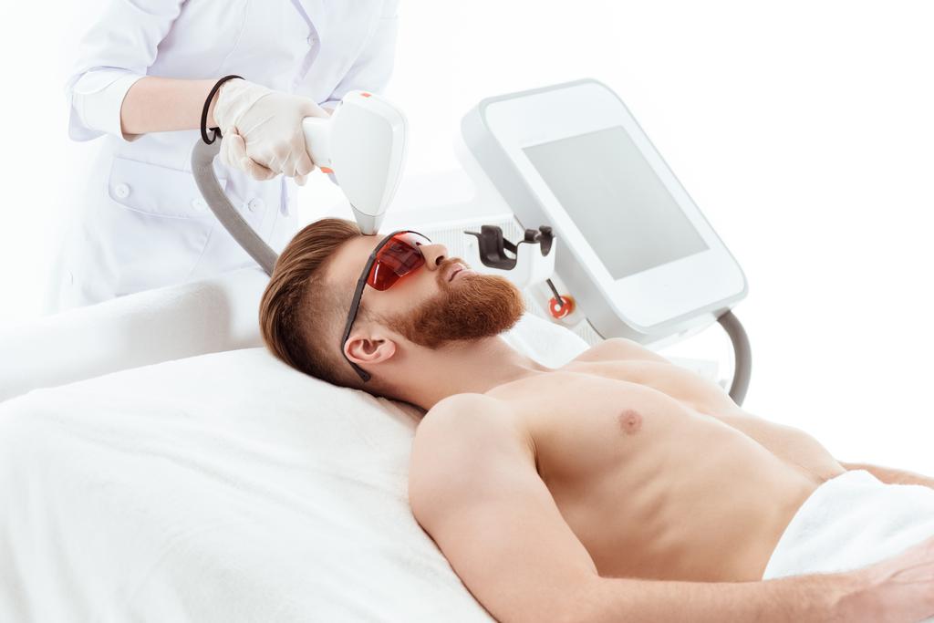 человек, получающий лазерное лечение кожи
 - Фото, изображение