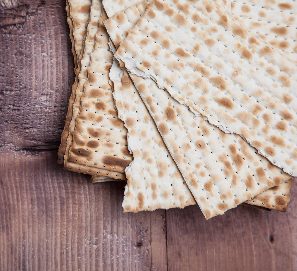 Juutalainen pääsiäisleipä matza puussa
 - Valokuva, kuva