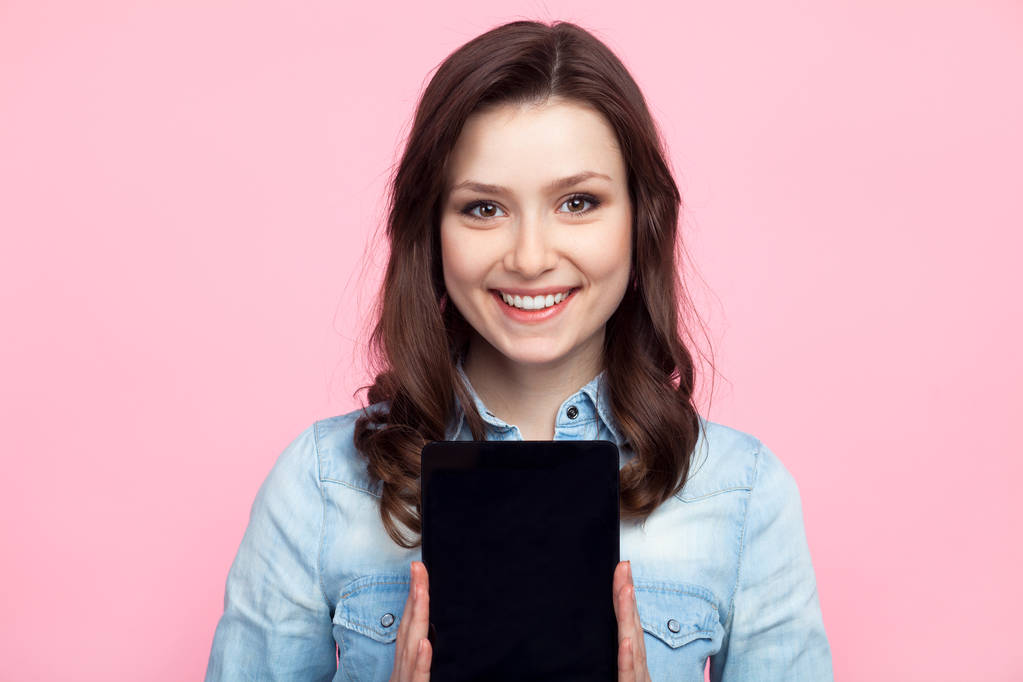 Sorridente ragazza mostrando tablet
 - Foto, immagini