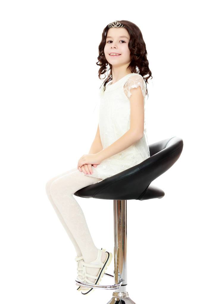 Malá dívka sedí na otáčivé židli. - Fotografie, Obrázek