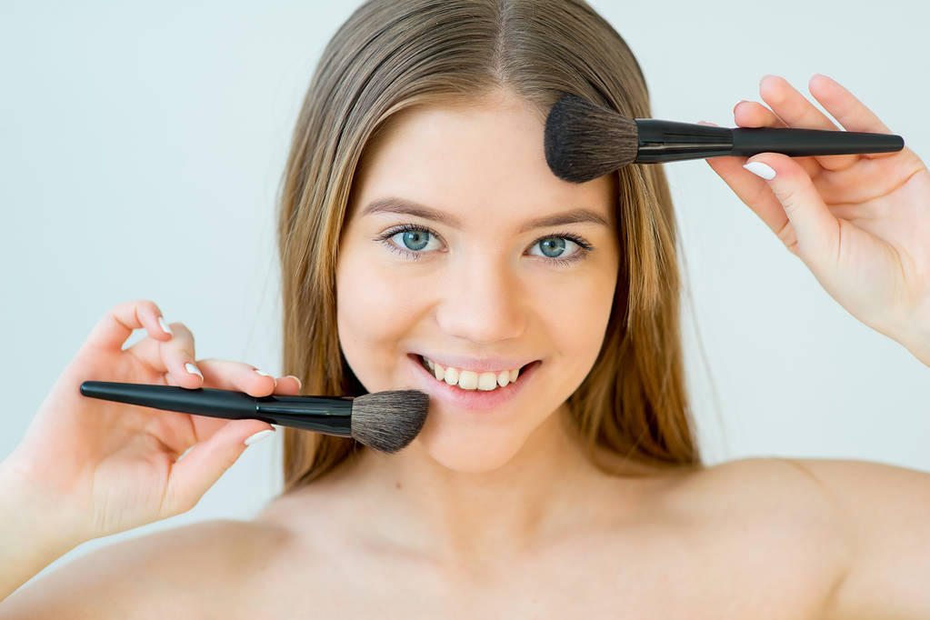 mujer aplicando maquillaje - Foto, imagen