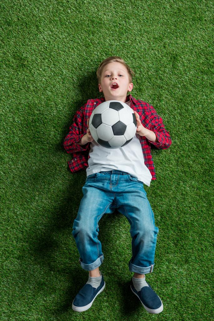 Niño con balón de fútbol  - Foto, Imagen