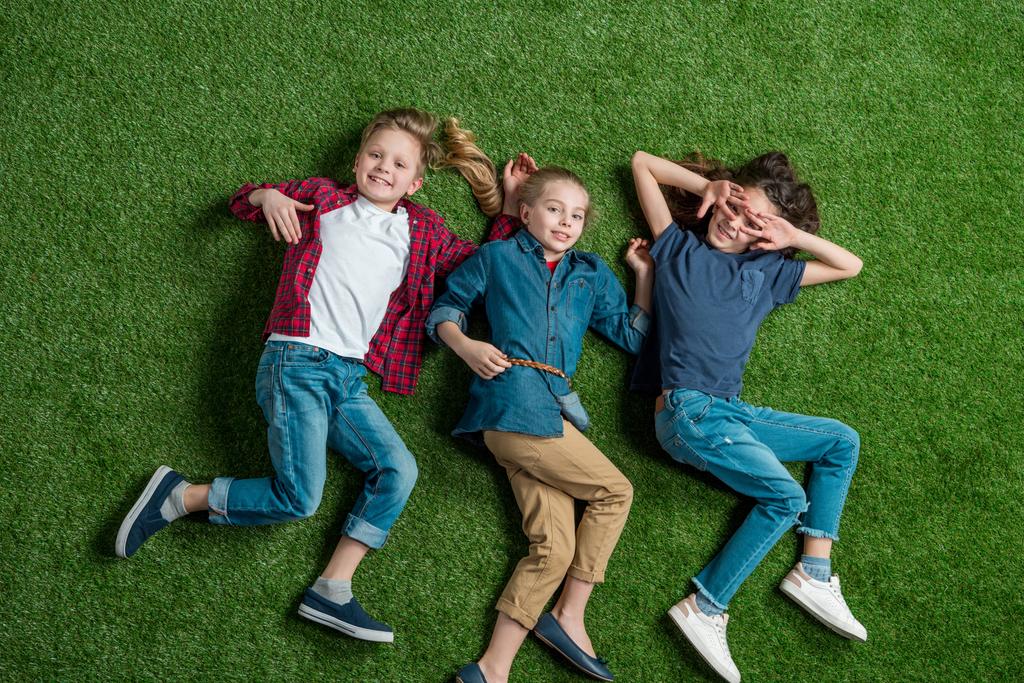 Bambini sdraiati sull'erba
  - Foto, immagini