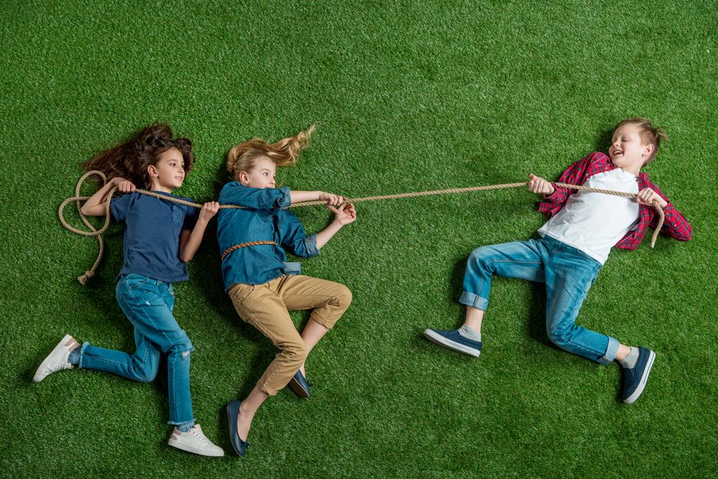 綱引きをしている子供たち  - 写真・画像