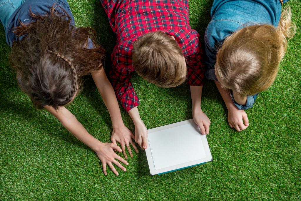 Niños usando tableta digital
 - Foto, Imagen