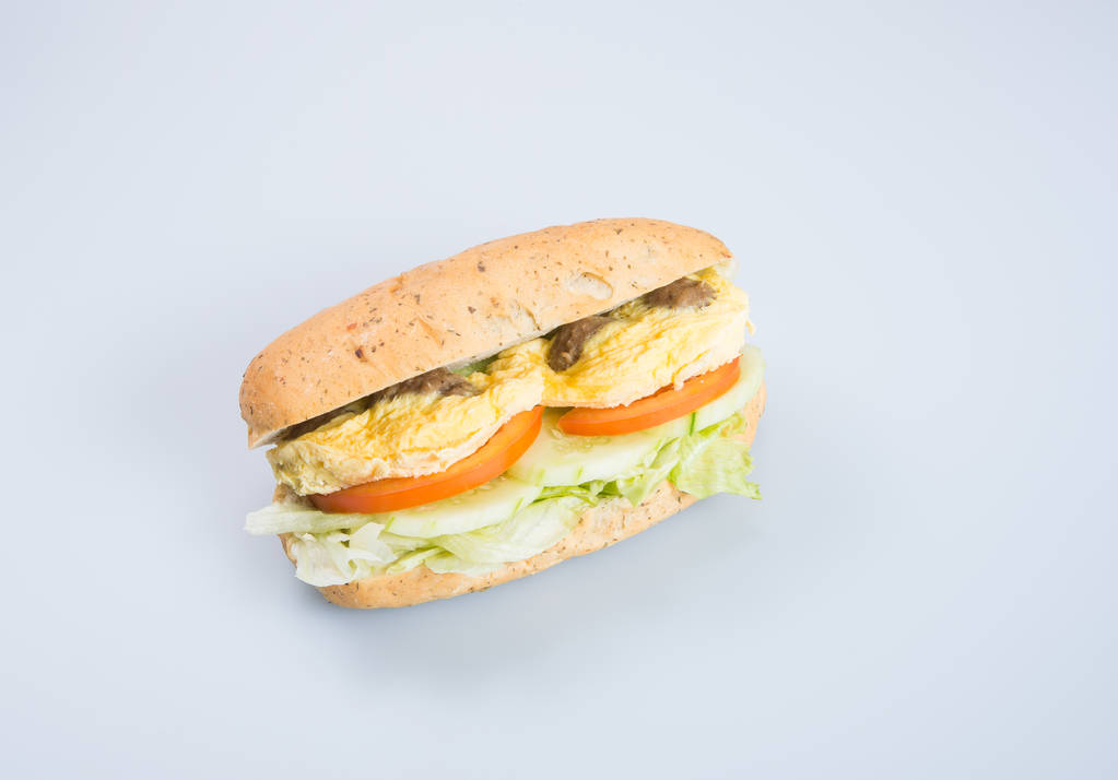 sándwich o sabroso sándwich de huevo en el fondo
. - Foto, imagen
