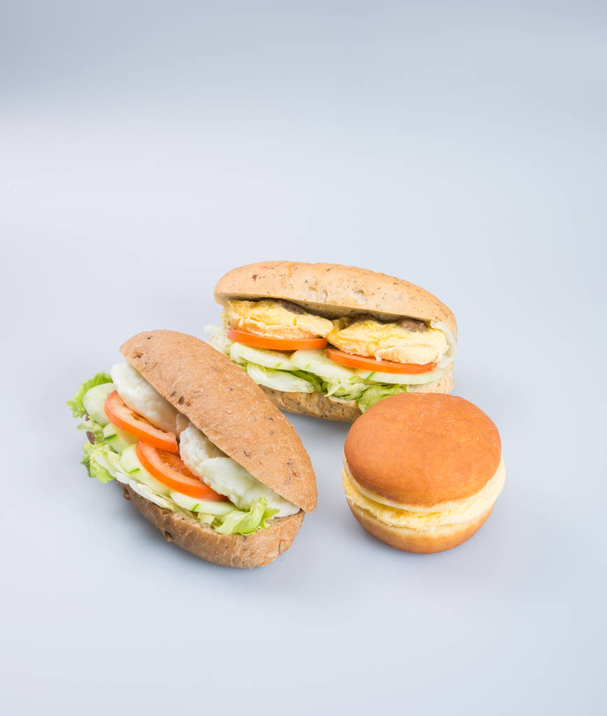 sandwich o gustoso sandwich all'uovo su sfondo
. - Foto, immagini