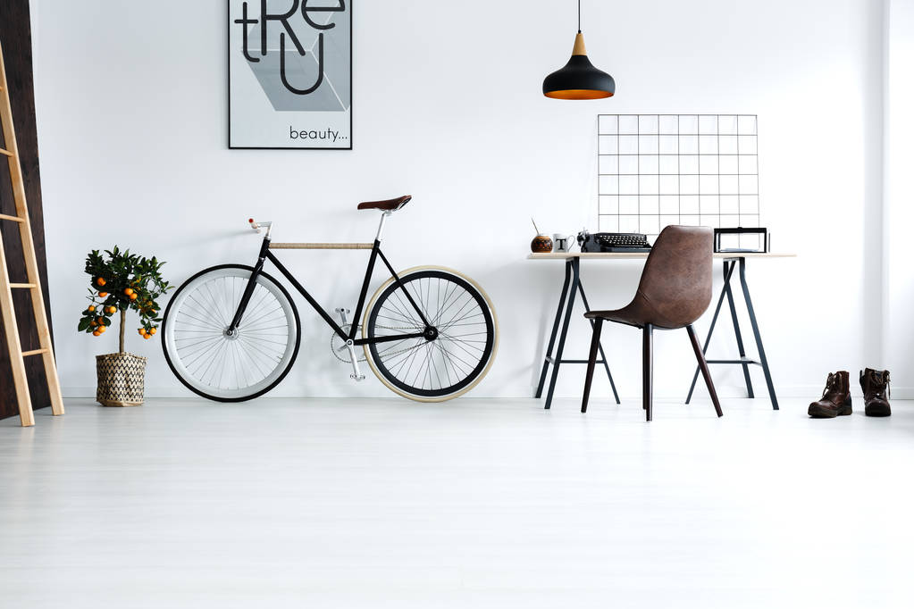 Chambre simple et blanche avec vélo
 - Photo, image