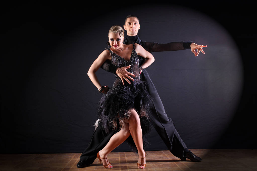 siyah arka plan üzerine izole balo dansçıları - Fotoğraf, Görsel