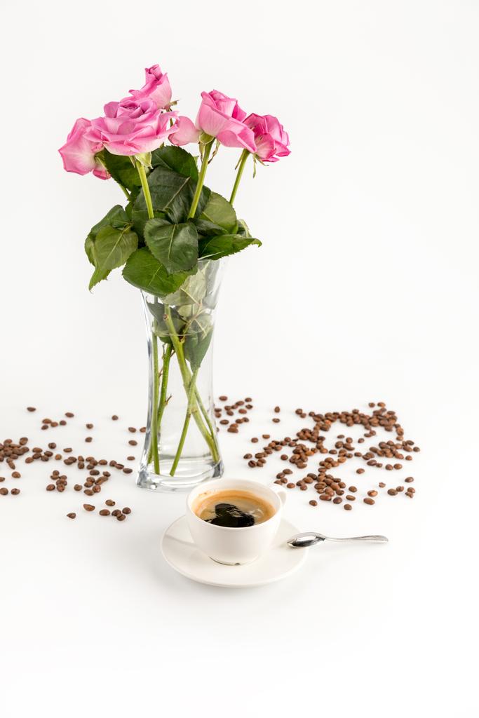 kopje koffie en bloemen  - Foto, afbeelding
