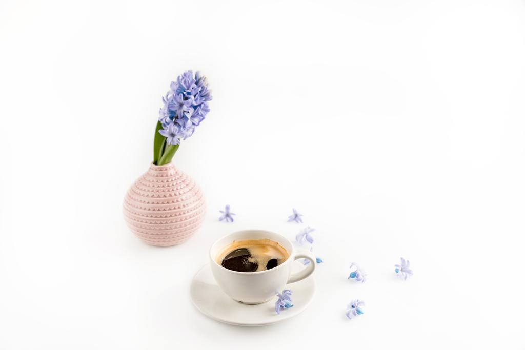 Чашка кофе и цветы  - Фото, изображение