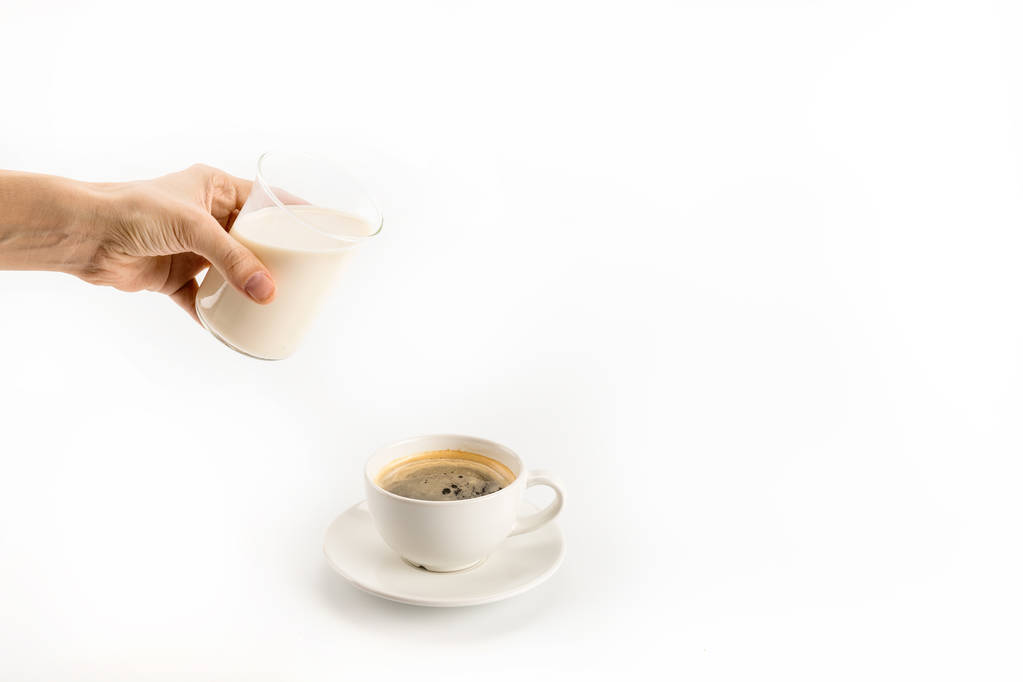 Wlewanie mleka do kawy  - Zdjęcie, obraz
