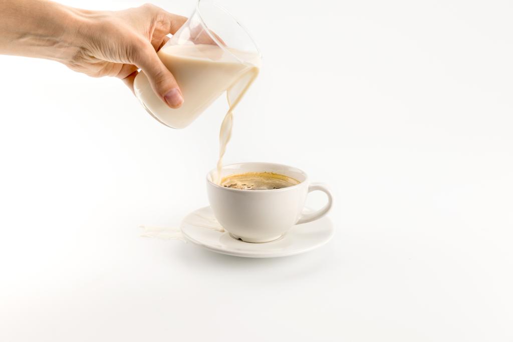 Verter leche en el café  - Foto, imagen