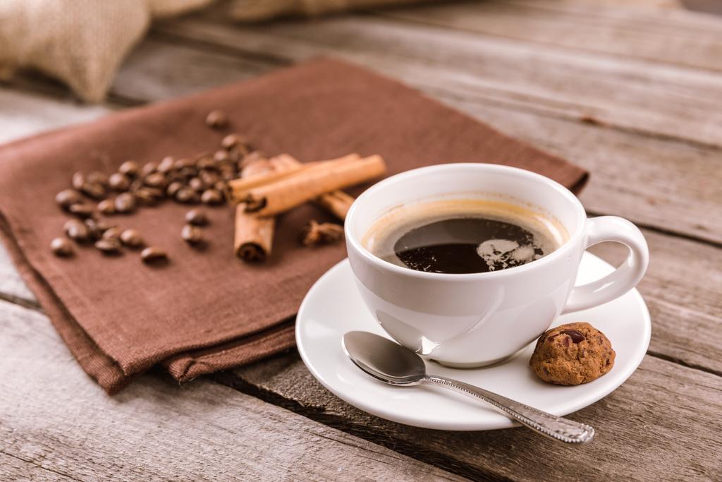 Kahve kupa Buhar ve tarçın - Fotoğraf, Görsel